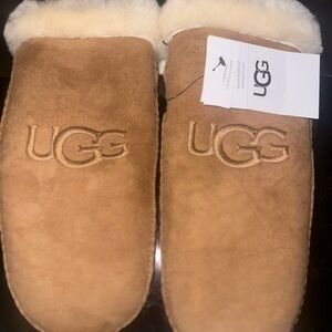 UGG Women’s Sheepskin Embroidered Mittens Chestnut